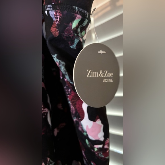 Zim & Zoe Active Printed Capri- Size 26/28 - Picture 7 of 7